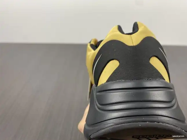 Flux' MNVN Boost GZ0717 Yeezy 'Honey 700 0610